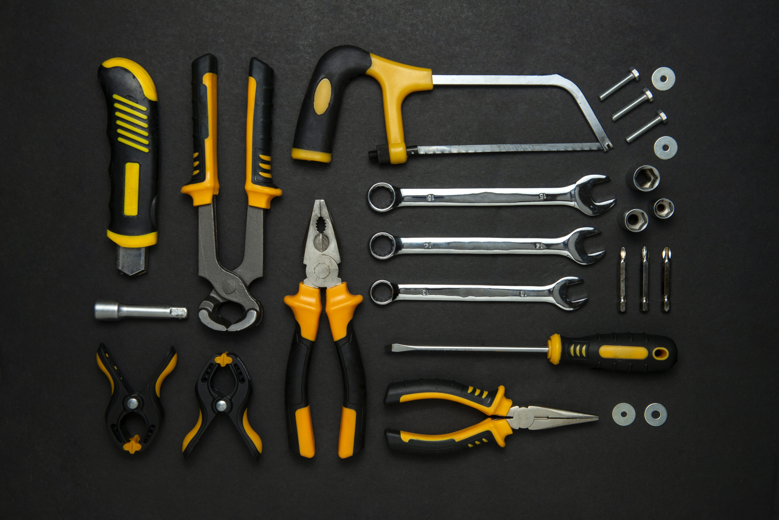 outils - plomberie - matériel - jaune - noir - scie - boulons - clés - molette - CAEN-PLOMBERIE - 14 outils - plomberie - matériel - jaune - noir - scie - boulons - clés - molette - CAEN-PLOMBERIE - 14