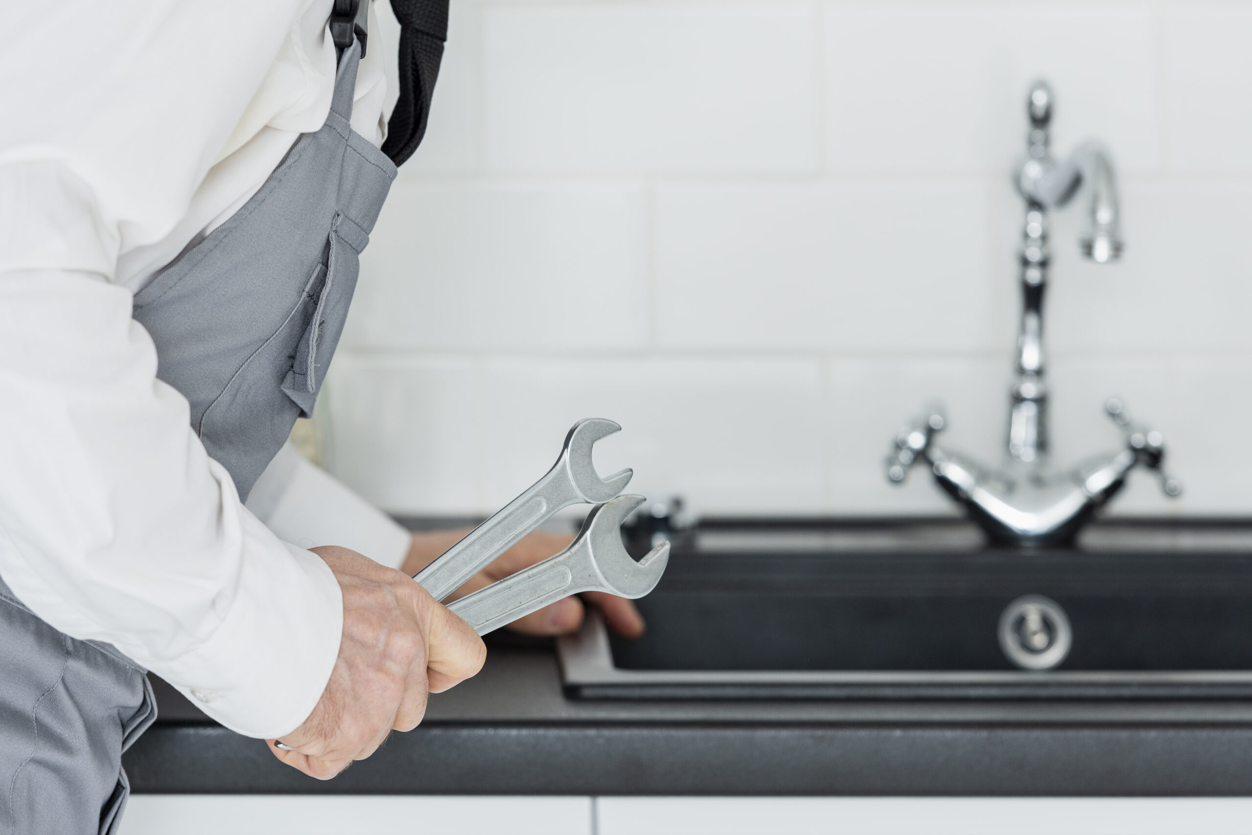 évier - réparation - homme - matériel - outils - gris - robinet - plomberie - CAEN-PLOMBERIE - 14 évier - réparation - homme - matériel - outils - gris - CAEN-PLOMBERIE - 14 - robinet - plomberie -
